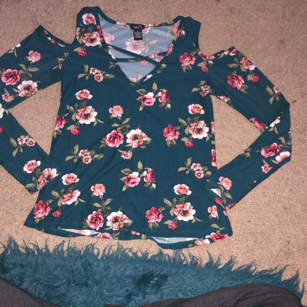 Rue 21 Size M Floral print 92% polyester 8% spandex Cold shoulder shirt